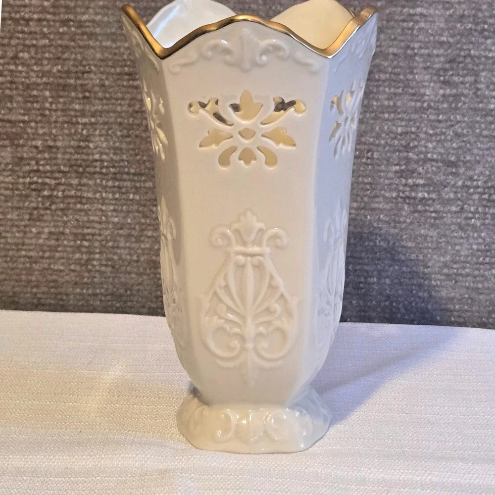 Lenox‎ Pierced Ivory Bone China Vase Gold Trim Made in USA 7.25 Inch Scalloped